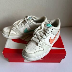 Nike Dunk Low GS in white/crimson Size 6Y